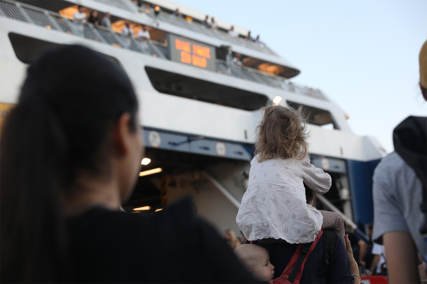Το αδιαχώρητο στον Πειραιά: Ουρές και ταλαιπωρία για επιβάτες μετά από ακύρωση δρομολογίου, απαγορευτικό απόπλου από Ραφήνα και Λαύριο