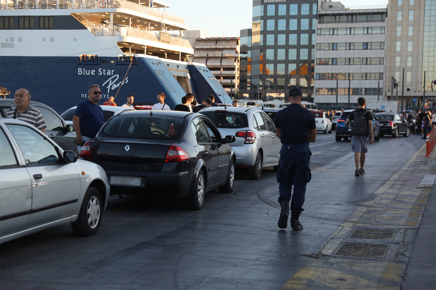 Το αδιαχώρητο στον Πειραιά: Ουρές και ταλαιπωρία για επιβάτες μετά από ακύρωση δρομολογίου, απαγορευτικό απόπλου από Ραφήνα και Λαύριο