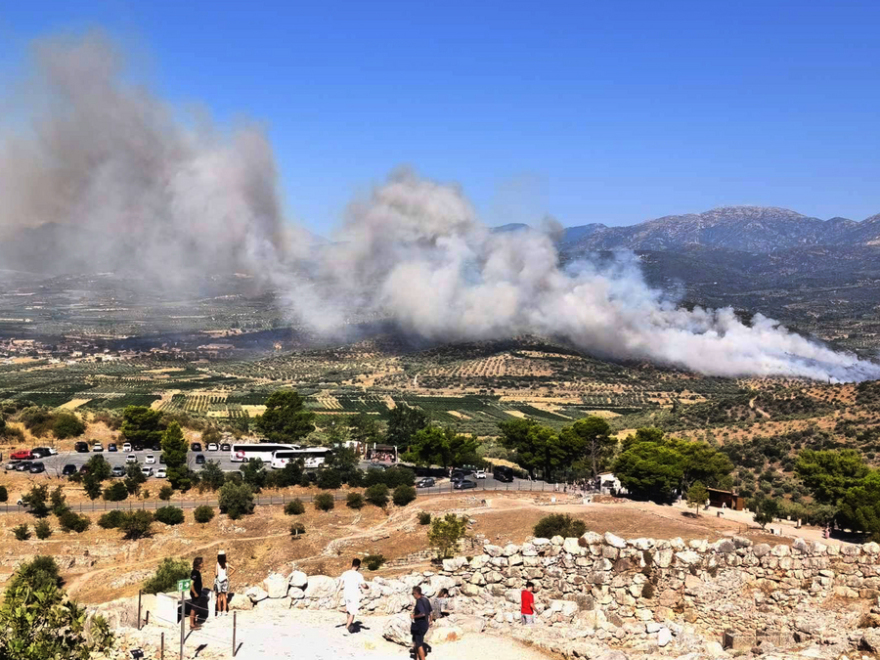 Ενισχύθηκαν οι δυνάμεις στη φωτιά στην Αιγιάλεια, 12 εναέρια 