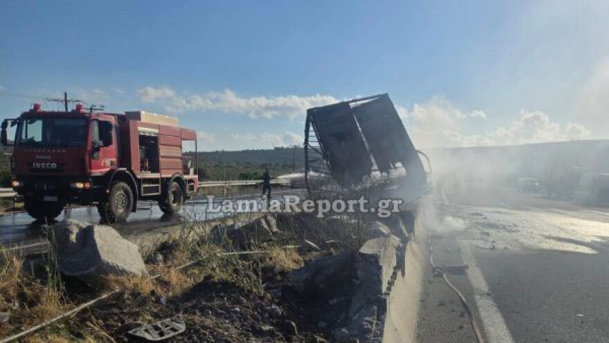 'Ενας νεκρός μετά από σύγκρουση δύο φορτηγών στην Αθηνών - Λαμίας - Κλειστή η εθνική και στα δύο ρεύματα στο ύψος του Κάστρου Βοιωτίας