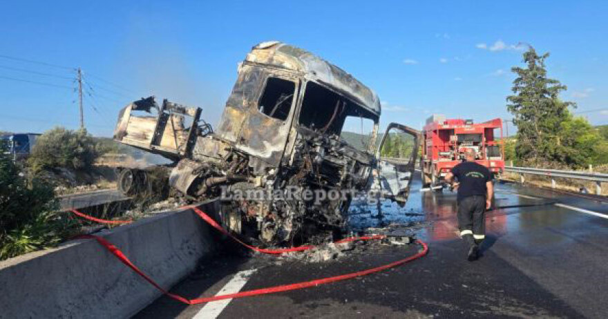 'Ενας νεκρός μετά από σύγκρουση δύο φορτηγών στην Αθηνών - Λαμίας - Κλειστή η εθνική και στα δύο ρεύματα στο ύψος του Κάστρου Βοιωτίας