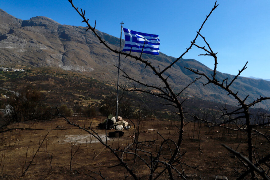 Μια ελληνική σημαία στο σημείο όπου έχασαν τη ζωή τους οι δύο πυροσβέστες στην Κρύα Βρύση Ρεθύμνου