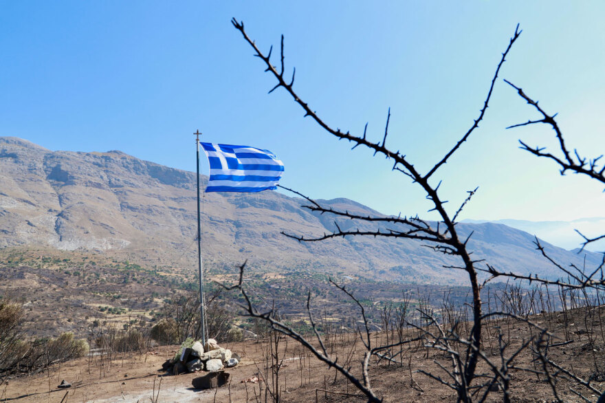 Μια ελληνική σημαία στο σημείο όπου έχασαν τη ζωή τους οι δύο πυροσβέστες στην Κρύα Βρύση Ρεθύμνου
