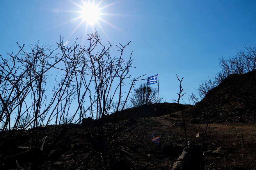 Μια ελληνική σημαία στο σημείο όπου έχασαν τη ζωή τους οι δύο πυροσβέστες στην Κρύα Βρύση Ρεθύμνου