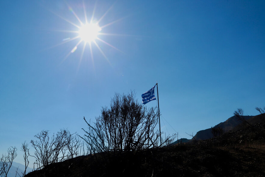 Μια ελληνική σημαία στο σημείο όπου έχασαν τη ζωή τους οι δύο πυροσβέστες στην Κρύα Βρύση Ρεθύμνου