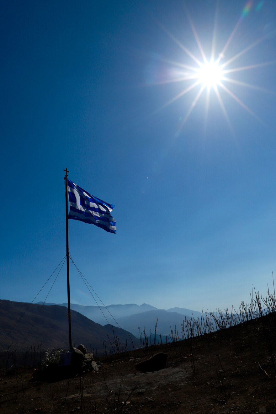 Μια ελληνική σημαία στο σημείο όπου έχασαν τη ζωή τους οι δύο πυροσβέστες στην Κρύα Βρύση Ρεθύμνου