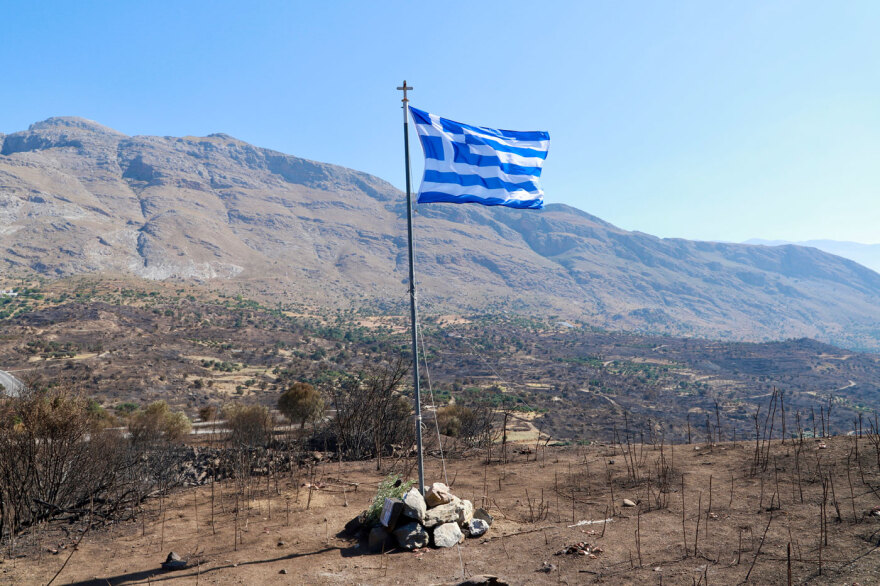 Μια ελληνική σημαία στο σημείο όπου έχασαν τη ζωή τους οι δύο πυροσβέστες στην Κρύα Βρύση Ρεθύμνου