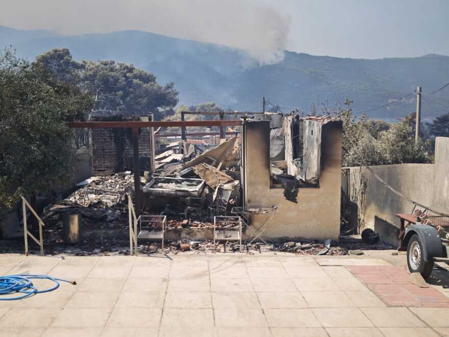 «Έχουν καεί πάνω από 100 σπίτια στο Πόρτο Γερμενό», είπε ο αντιδήμαρχος Μάνδρας
