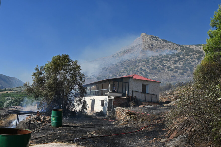 Φωτιά σε χαμηλή βλάστηση στα Σταθαίικα Άργους, σηκώθηκαν 2 αεροσκάφη  