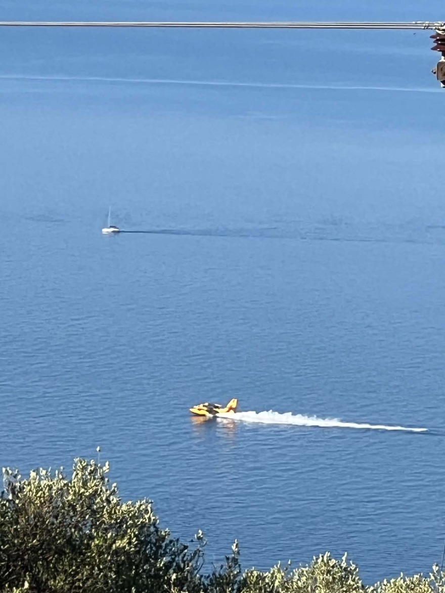 Μαίνεται η φωτιά στην Κεφαλονιά, κοντά σε σπίτια το μέτωπο