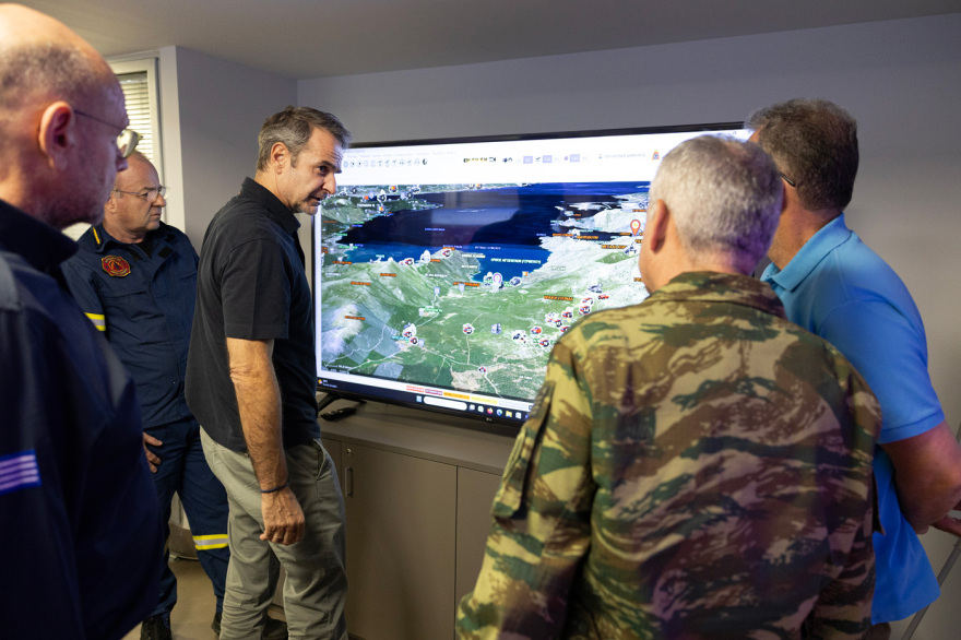 Στο Συντονιστικό της Πολιτικής Προστασίας Τασούλας και Μητσοτάκης, ενημερώθηκαν για τα πύρινα μέτωπα