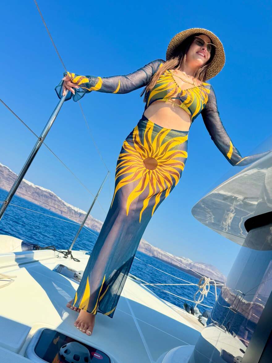 Η Ιωάννα Παλιοσπύρου φωτογραφίζεται πάνω σε σκάφος και εύχεται «καλό μήνα»
