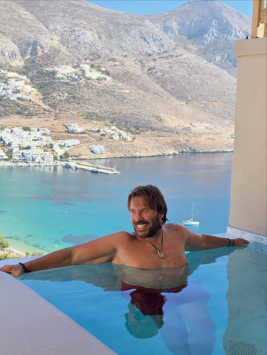 Στράτος Τζώρτζογλου: Στην Αμοργό για τις καλοκαιρινές του διακοπές, δείτε εικόνες