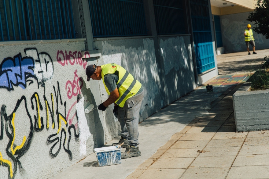 «Ο Μηχανικός της Γειτονιάς»: Στους δρόμους της Αθήνας τα βανάκια άμεσης επέμβασης για τις επισκευές στα σχολεία
