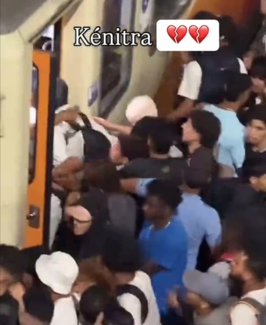 Μαροκινοί κάνουν το σήμα της νίκης μετά την άφιξη στη Θέουτα: Το βίντεο στα social που φέρεται να πυροδότησε την κρίση