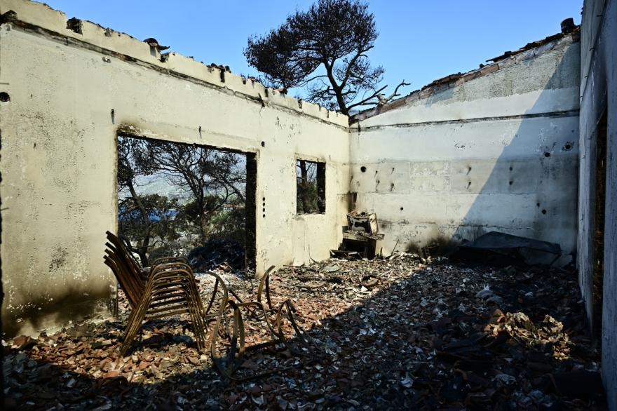 Στάχτες παντού: Αποκαρδιωτικές εικόνες από το Πόρτο Γερμανό, μια ημέρα μετά το σαρωτικό πέρασμα της φωτιάς