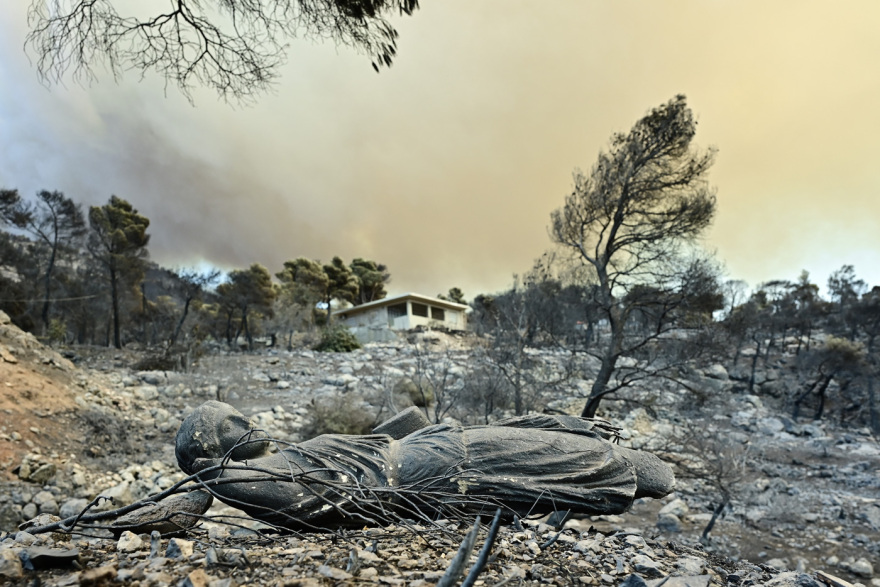 Στάχτες παντού: Αποκαρδιωτικές εικόνες από το Πόρτο Γερμενό, μια ημέρα μετά το σαρωτικό πέρασμα της φωτιάς