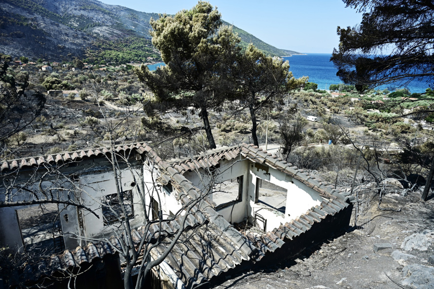 Στάχτες παντού: Αποκαρδιωτικές εικόνες από το Πόρτο Γερμενό, μια ημέρα μετά το σαρωτικό πέρασμα της φωτιάς