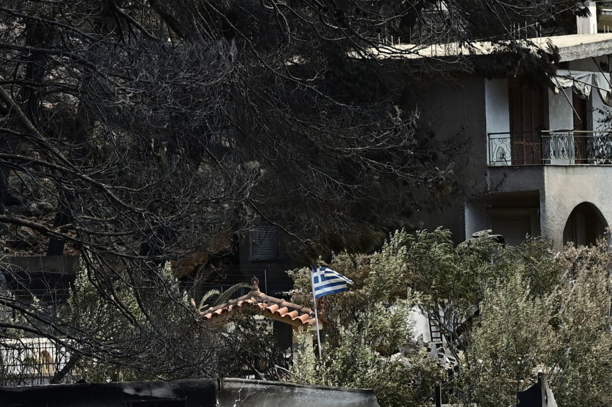 Στάχτες παντού: Αποκαρδιωτικές εικόνες από το Πόρτο Γερμενό, μια ημέρα μετά το σαρωτικό πέρασμα της φωτιάς