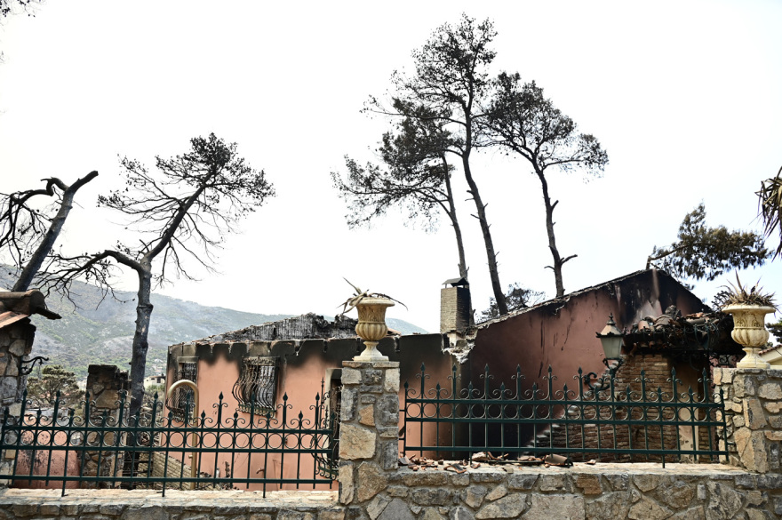Στάχτες παντού: Αποκαρδιωτικές εικόνες από το Πόρτο Γερμενό, μια ημέρα μετά το σαρωτικό πέρασμα της φωτιάς