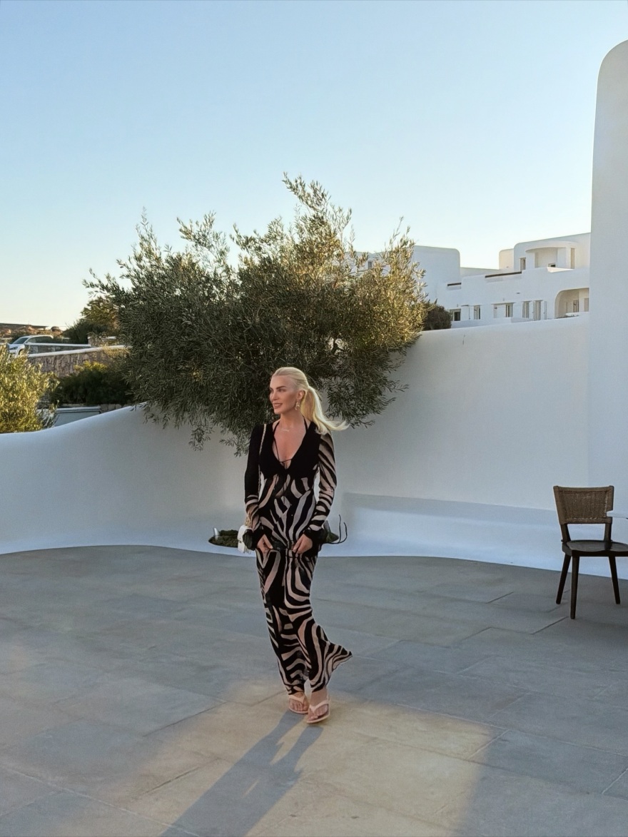 Η Κατερίνα Καινούργιου φωτογραφίζεται αγκαλιά με την κόρη της: Η πιο όμορφη Μύκονος που έχω ζήσει, γράφει