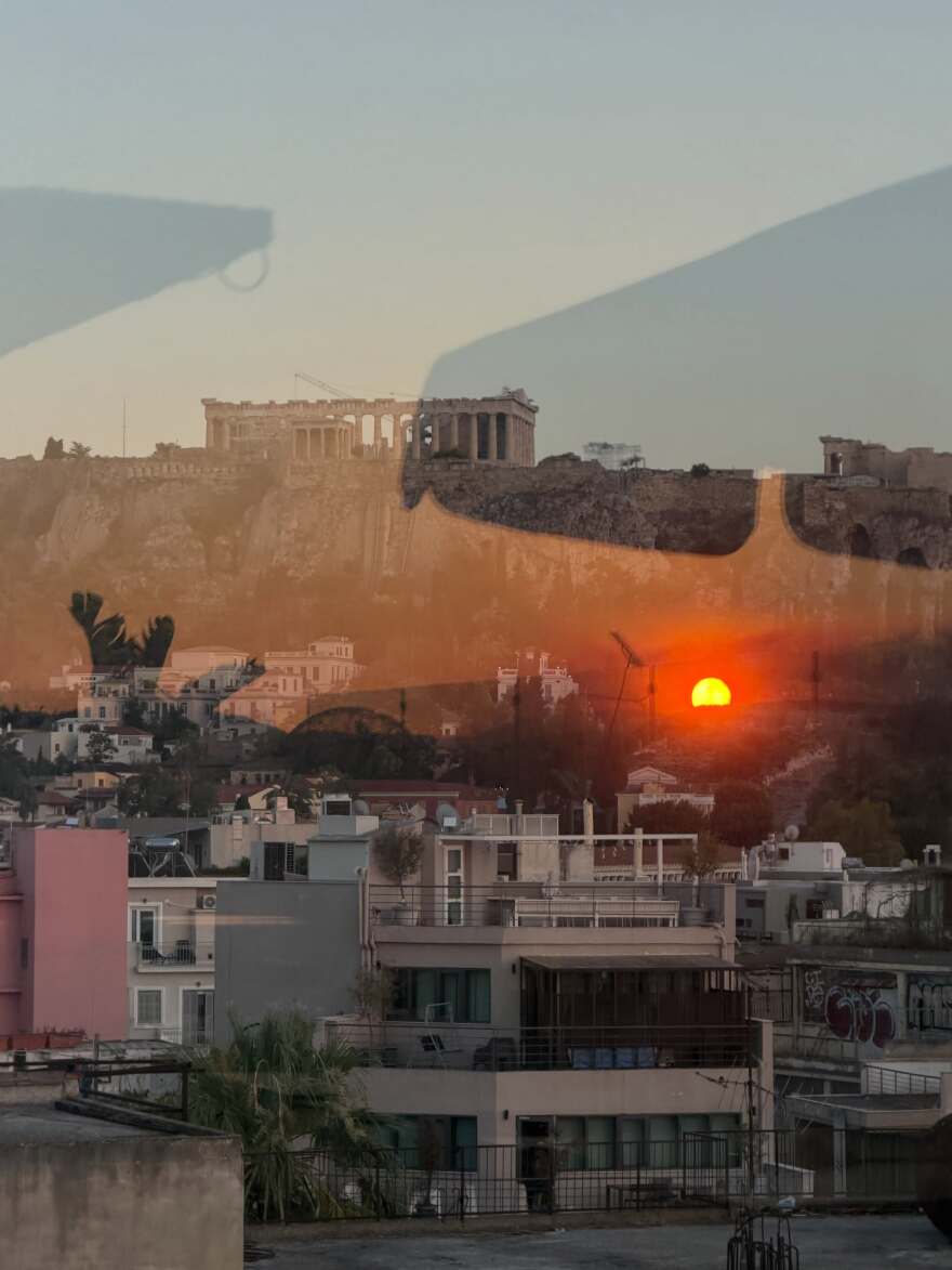 Ο Ιούλιος της Έμιλι Ραταϊκόφσκι: Ο ξέφρενος χορός με μικροσκοπικό μπικίνι σε σκάφος, η ελληνική σημαία και η γυμνή φωτογραφία