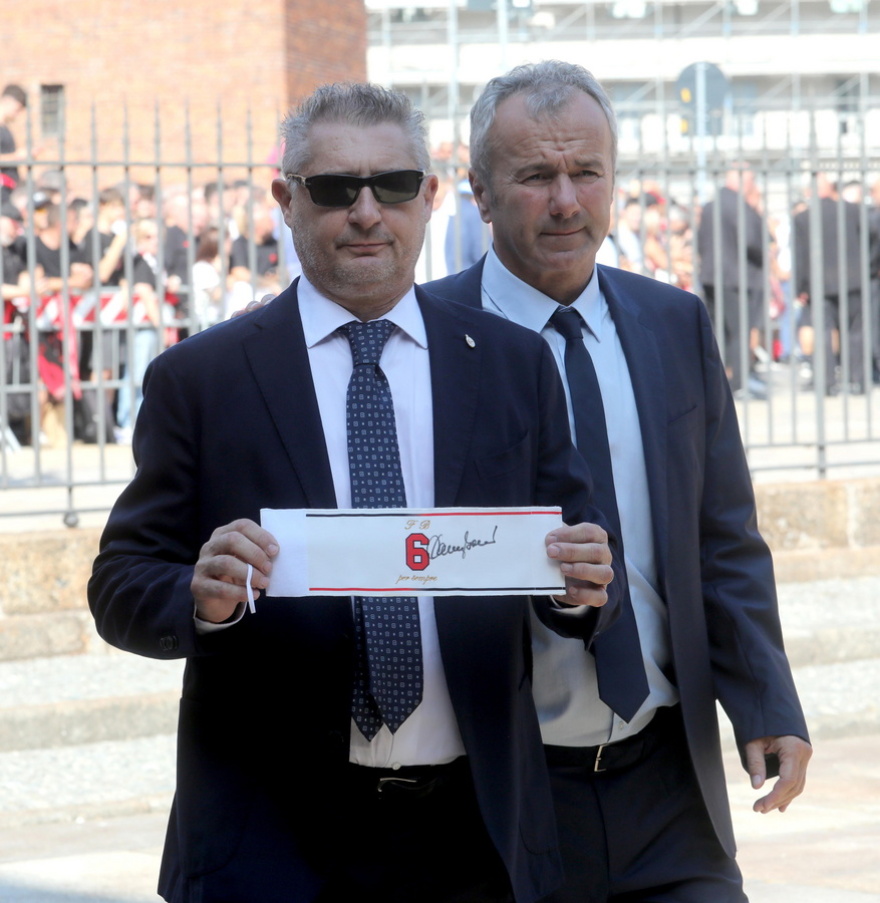 Χιλιάδες κόσμου στην κηδεία του Φράνκο Μπαρέζι: Οι συμπαίκτες του κουβάλησαν το φέρετρο
