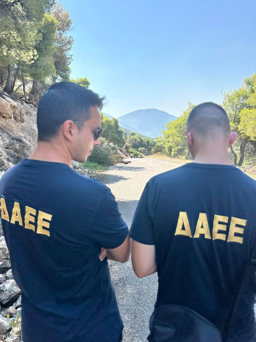 Αυτοψία της ΔΑΕΕ στο σημείο πτώσης των δύο ελικοπτέρων στην Ψάθα, δείτε φωτογραφίες