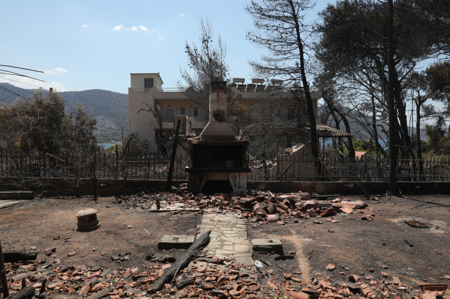 Η επόμενη μέρα μετά την καταστροφή στην Δυτική Αττική, στάχτη χιλιάδες στρέμματα, ζημιές σε σπίτια και περιουσίες

