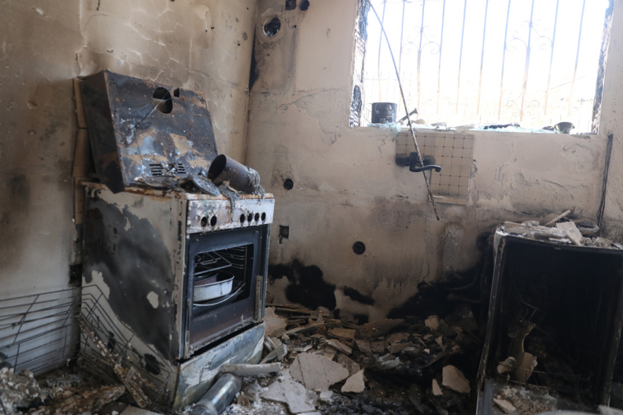 Η επόμενη μέρα μετά την καταστροφή στην Δυτική Αττική, στάχτη χιλιάδες στρέμματα, ζημιές σε σπίτια και περιουσίες

