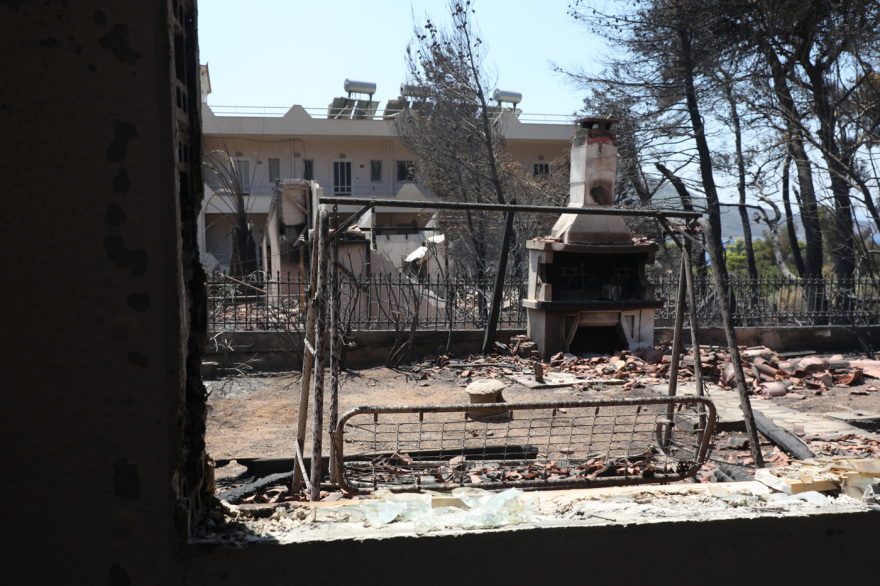 Η επόμενη μέρα μετά την καταστροφή στην Δυτική Αττική, στάχτη χιλιάδες στρέμματα, ζημιές σε σπίτια και περιουσίες

