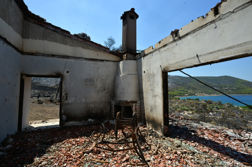 Η επόμενη μέρα μετά την καταστροφή στην Δυτική Αττική, στάχτη χιλιάδες στρέμματα, ζημιές σε σπίτια και περιουσίες


