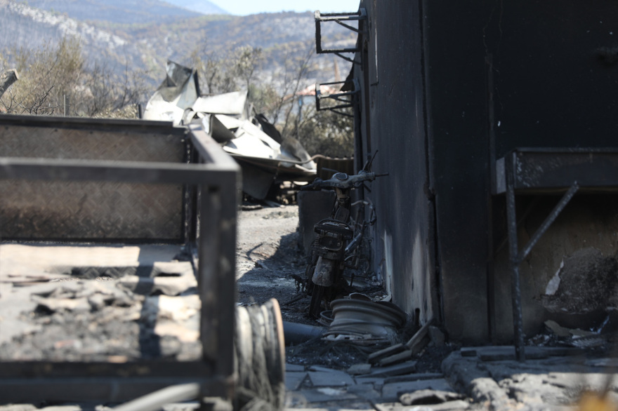 Η επόμενη μέρα μετά την καταστροφή στην Δυτική Αττική, στάχτη χιλιάδες στρέμματα, ζημιές σε σπίτια και περιουσίες

