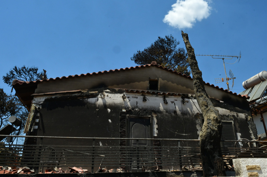 Η επόμενη μέρα μετά την καταστροφή στην Δυτική Αττική, στάχτη χιλιάδες στρέμματα, ζημιές σε σπίτια και περιουσίες

