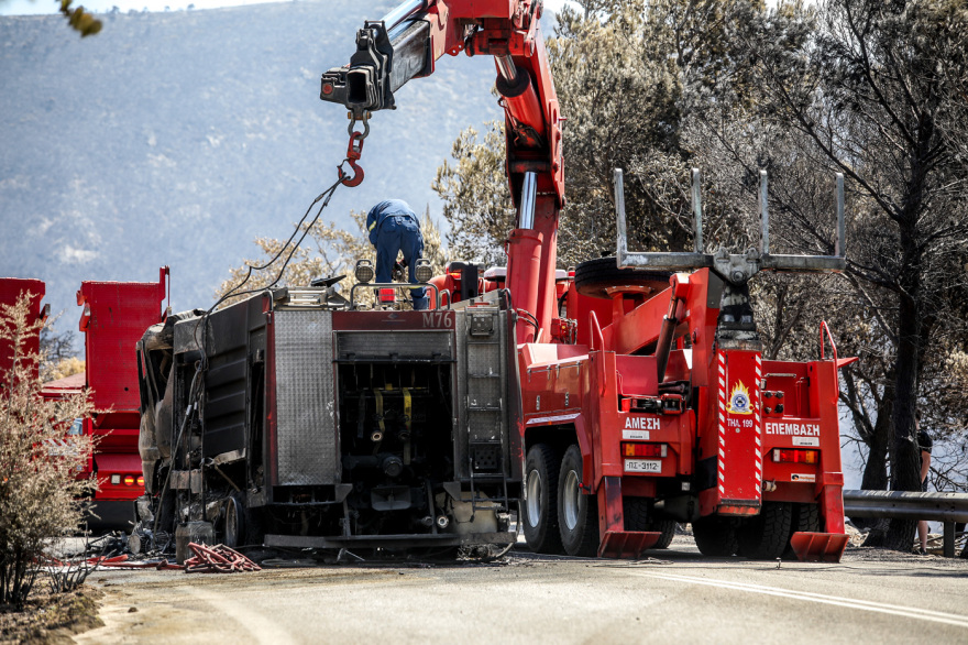 Επιχείρηση απομάκρυνσης για καμένο πυροσβεστικό όχημα στο Πόρτο Γερμενό 8 kammeno-pyrosvestiko2-_5_