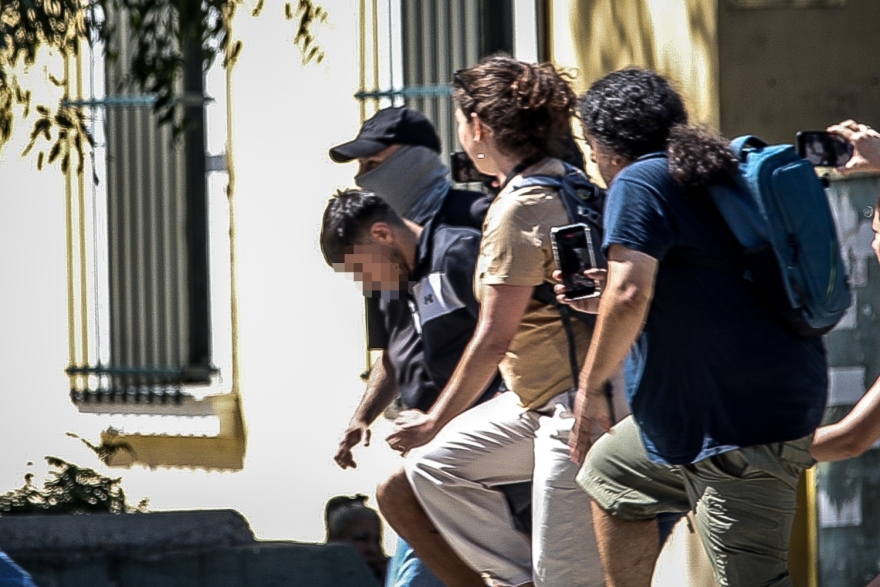Στην Ευελπίδων ο 26χρονος Αφγανός για να απολογηθεί για τη δολοφονία της Βρετανίδας στην Κυψέλη, αρνείται τις κατηγορίες