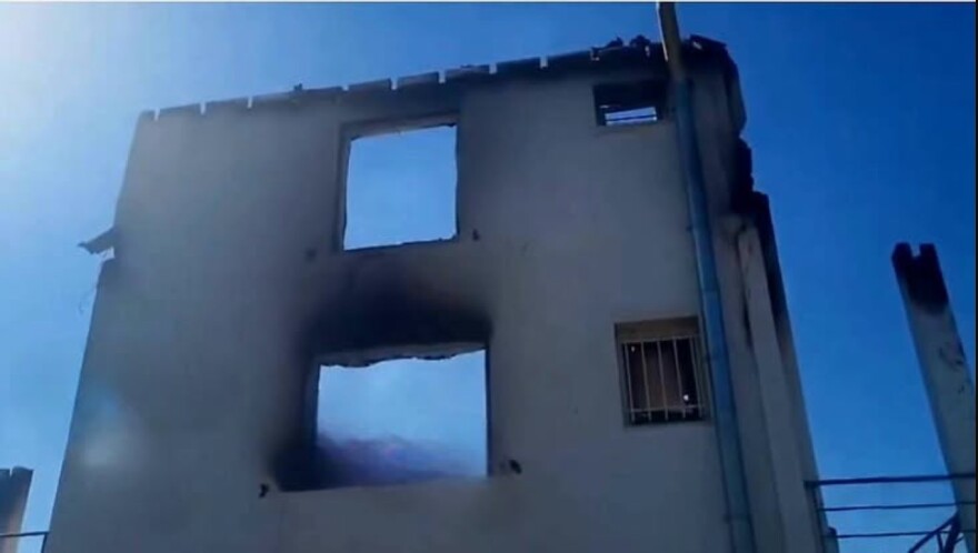 Ζευγάρι Βρετανών με 3 παιδιά πούλησαν τα πάντα για να αγοράσουν σπίτι στην Αιγιάλεια, καταστράφηκε από την πυρκαγιά λίγο πριν μετακομίσουν, φωτογραφίες