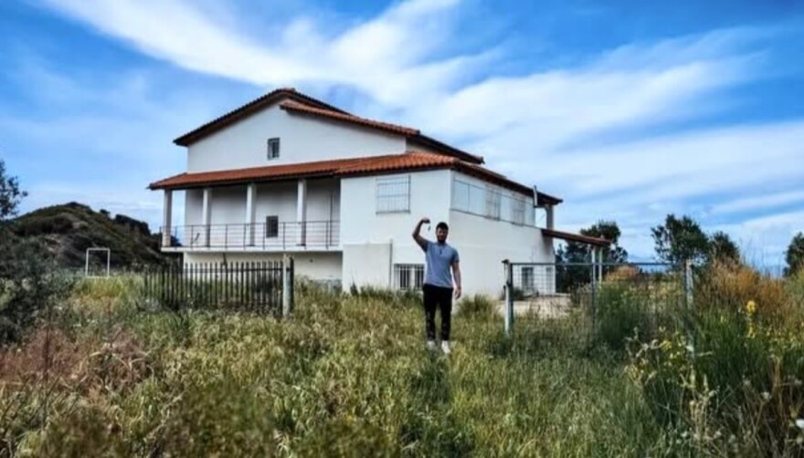 Ζευγάρι Βρετανών με 3 παιδιά πούλησαν τα πάντα για να αγοράσουν σπίτι στην Αιγιάλεια, καταστράφηκε από την πυρκαγιά λίγο πριν μετακομίσουν, φωτογραφίες