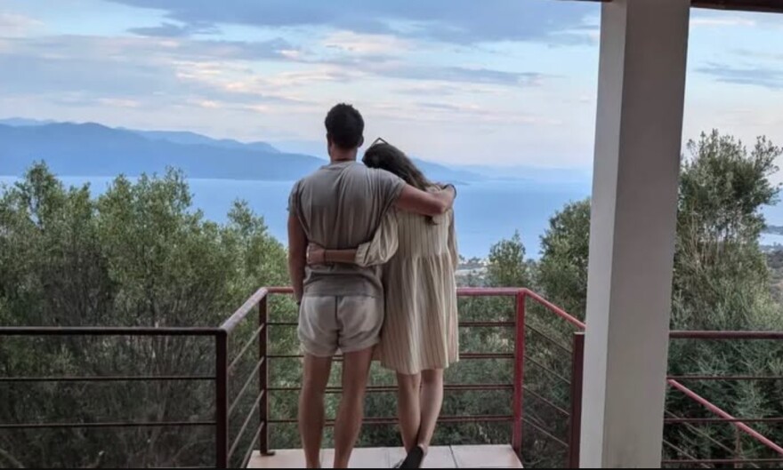 Ζευγάρι Βρετανών με 3 παιδιά πούλησαν τα πάντα για να αγοράσουν σπίτι στην Αιγιάλεια, καταστράφηκε από την πυρκαγιά λίγο πριν μετακομίσουν, φωτογραφίες