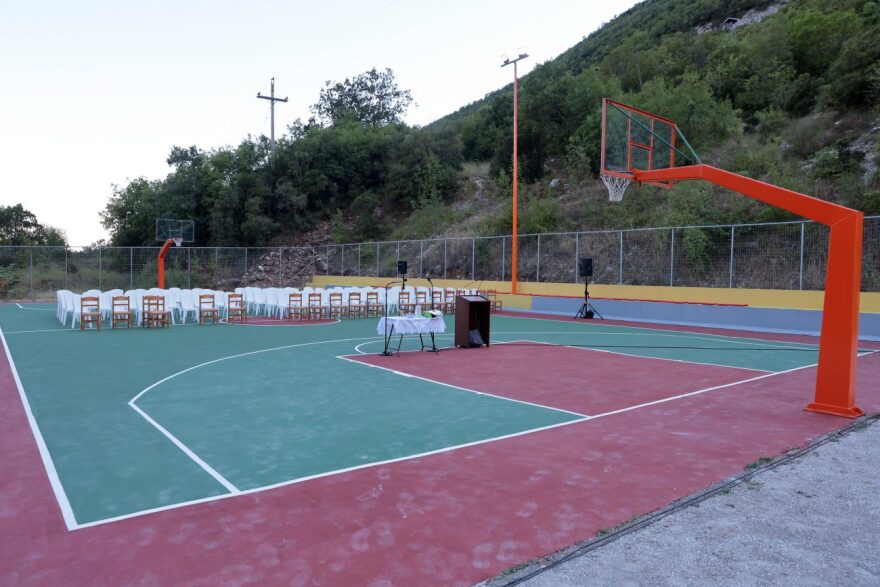 Εγκαινιάστηκε το ανακαινισμένο γήπεδο μπάσκετ του Πλατάνου Ναυπακτίας, παρουσία Μπουρούση και Σχορτσιανίτη