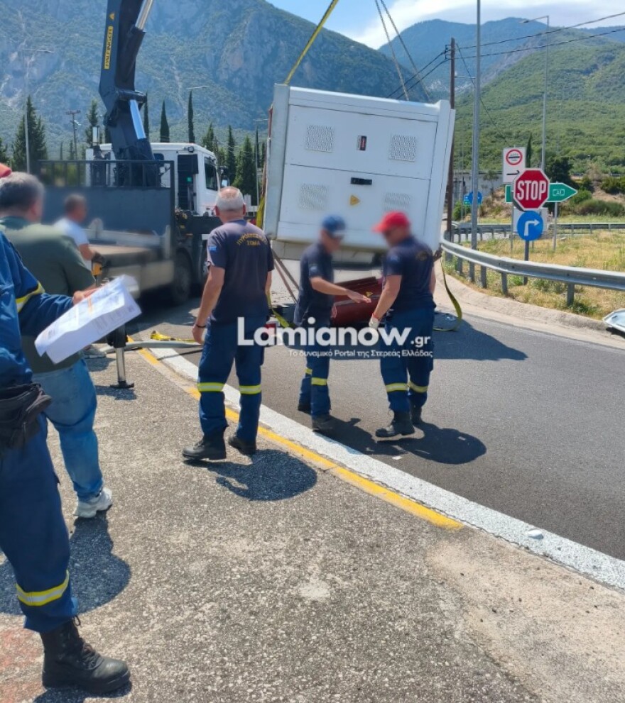 Ατύχημα στη διασταύρωση του Μπράλου: Μεγάλη γεννήτρια έπεσε από φορτηγό, δείτε φωτογραφίες