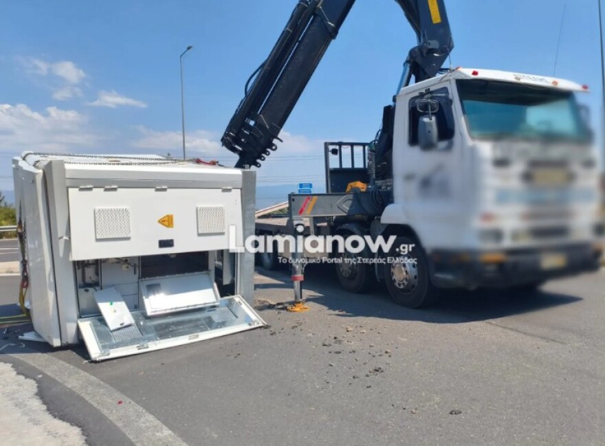 Ατύχημα στη διασταύρωση του Μπράλου: Μεγάλη γεννήτρια έπεσε από φορτηγό, δείτε φωτογραφίες