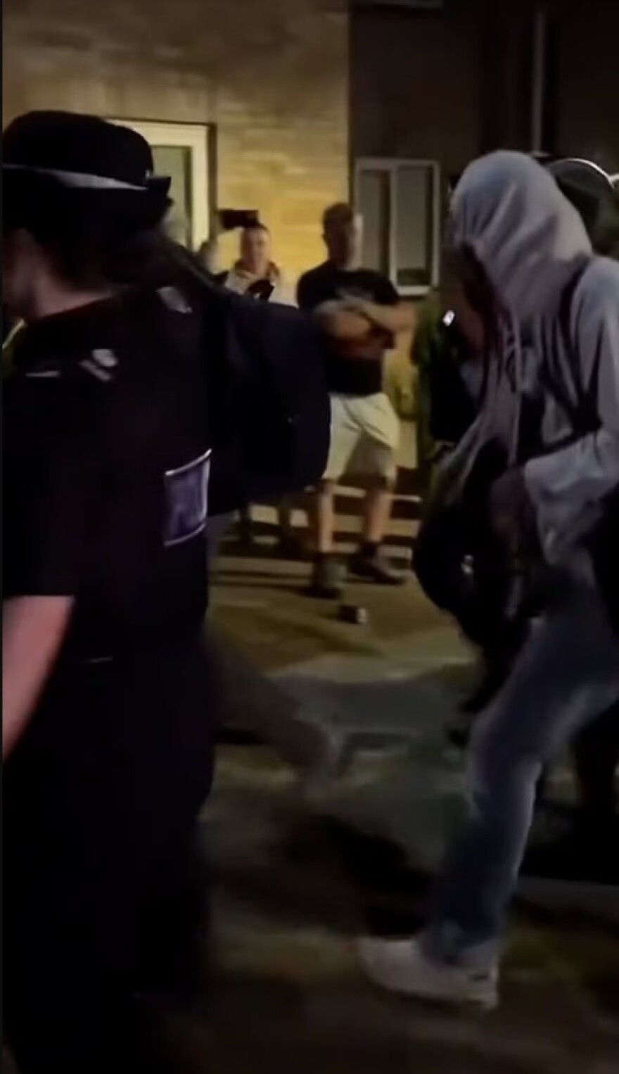 Σοβαρά επεισόδια στο Νόρφολκ της Βρετανίας, η αστυνομία φυγάδευσε παράνομους μετανάστες από κτίριο υπό τις απειλές των κατοίκων, βίντεο