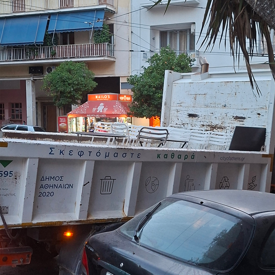 «Σκούπα» του δήμου Αθηναίων για τα παράνομα τραπεζοκαθίσματα: Σήκωσαν 240, ανάμεσά τους και καναπέδες
