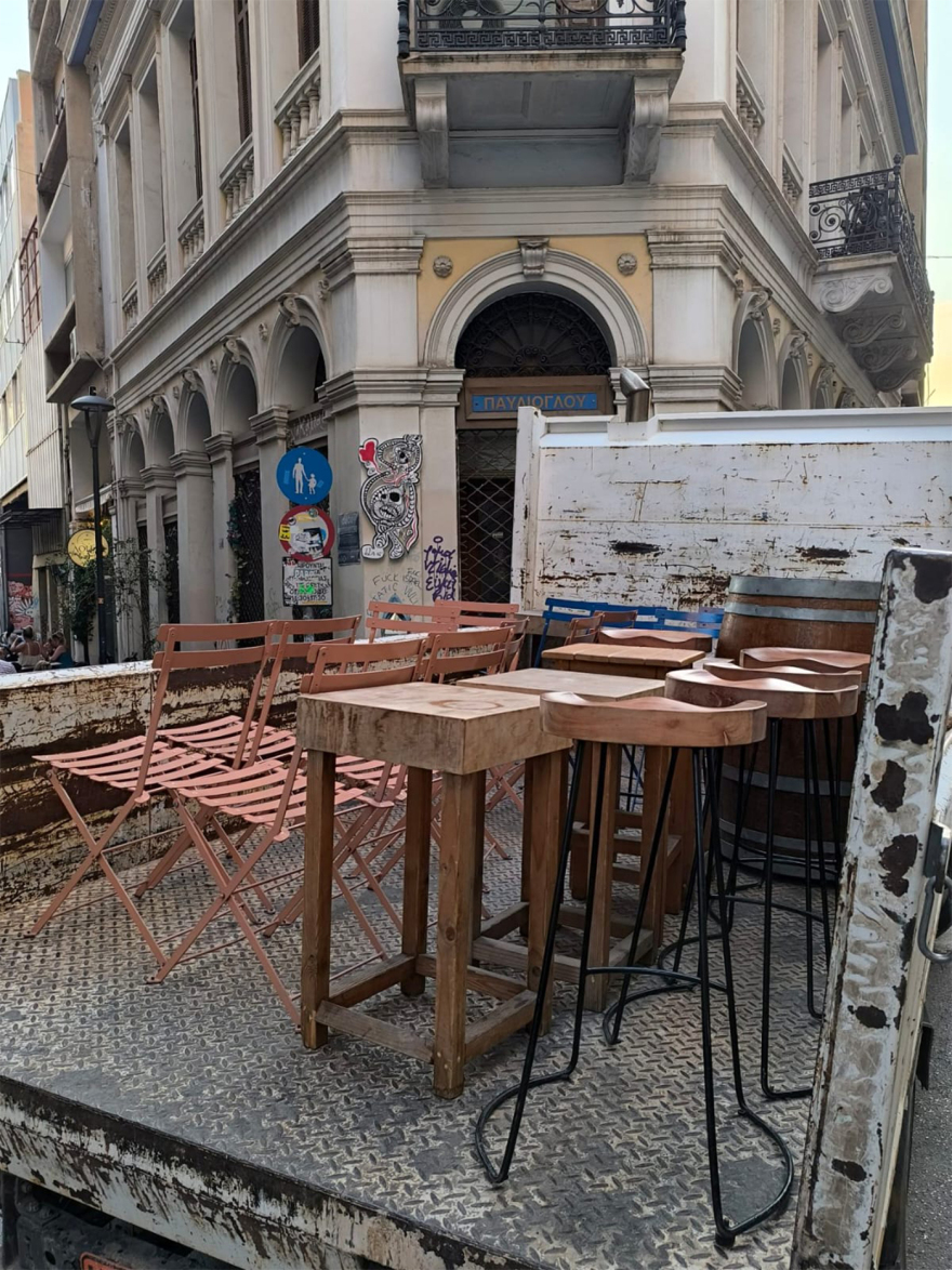 «Σκούπα» του δήμου Αθηναίων για τα παράνομα τραπεζοκαθίσματα: Σήκωσαν 240, ανάμεσά τους και καναπέδες
