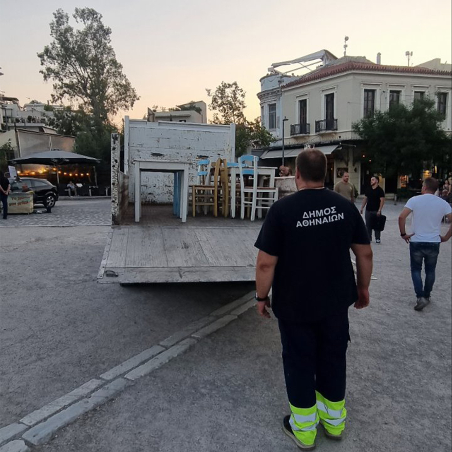 «Σκούπα» του δήμου Αθηναίων για τα παράνομα τραπεζοκαθίσματα: Σήκωσαν 240, ανάμεσά τους και καναπέδες
