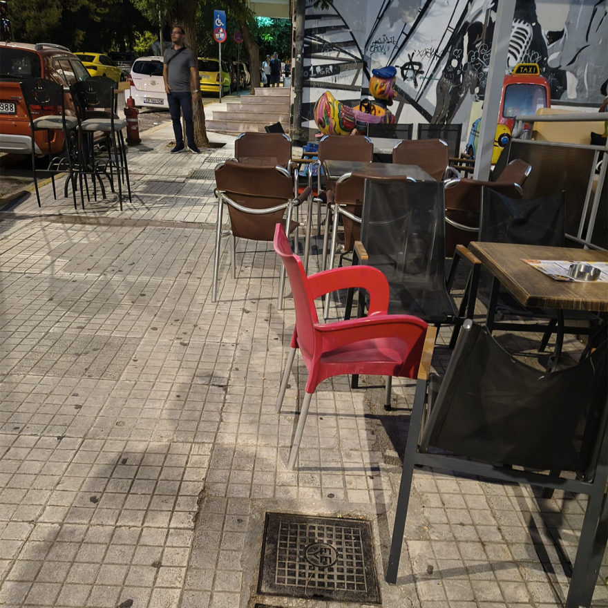 «Σκούπα» του δήμου Αθηναίων για τα παράνομα τραπεζοκαθίσματα: Σήκωσαν 240, ανάμεσά τους και καναπέδες
