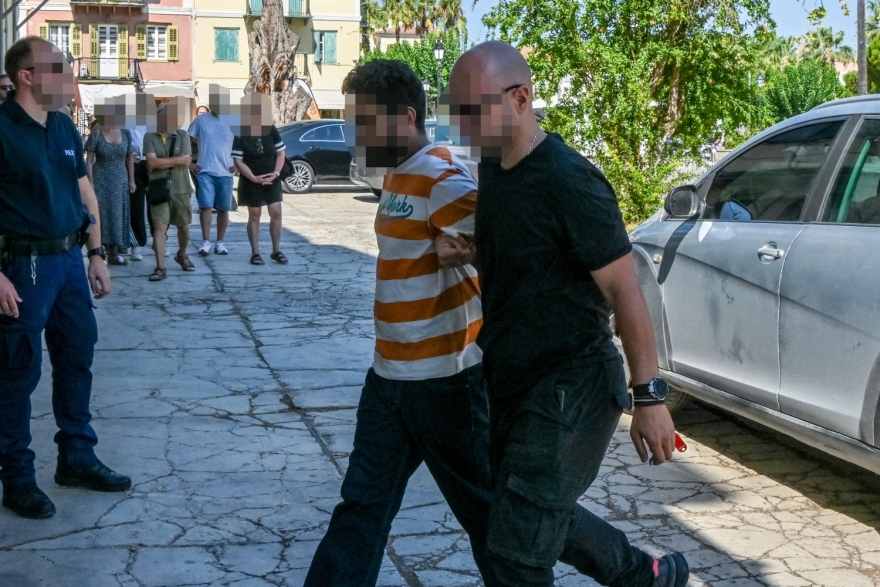 Συγγενείς και φίλοι του 58χρονου ψυχολόγου περίμεναν τους δύο Ινδούς έξω από το δικαστήριο στο Ναύπλιο, «δολοφόνοι» φώναζαν