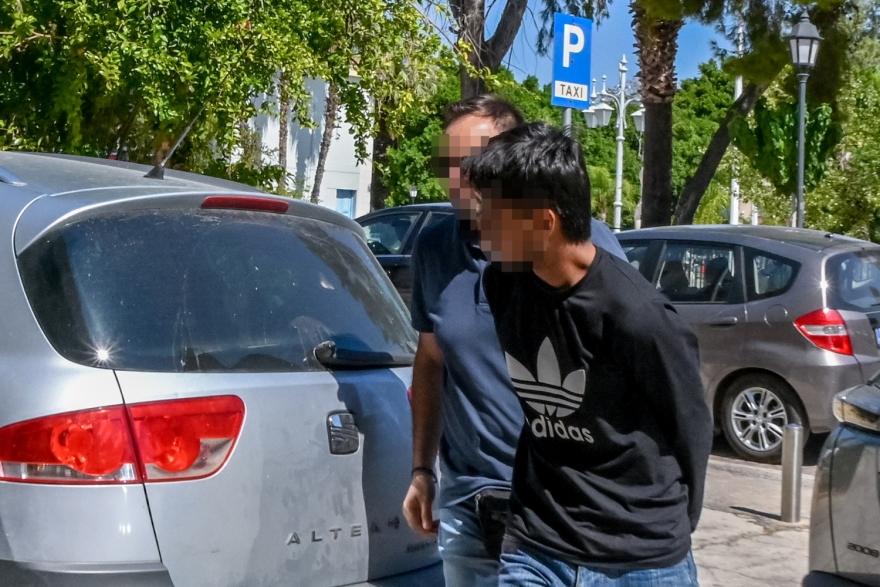 Συγγενείς και φίλοι του 58χρονου ψυχολόγου περίμεναν τους δύο Ινδούς έξω από το δικαστήριο στο Ναύπλιο, «δολοφόνοι» φώναζαν
