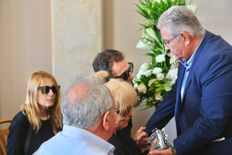 Λάκης Χαλκιάς: Συγκίνηση στο τελευταίο «αντίο» – Σε λαϊκό προσκύνημα η σορός του στο Α’ Νεκροταφείο Αθηνών Το τελευταίο αντίο στον Λάκη Χαλκιά στο A' Νεκροταφείο, σε λαϊκό προσκύνημα η σορός του - Σπάραξε η σύζυγός του